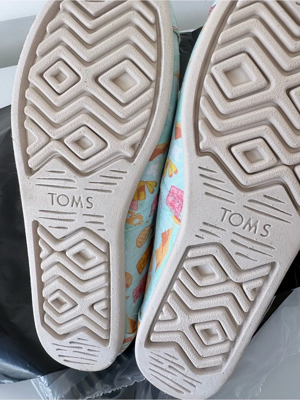 TOMS women’s size 8Classic Alpargata - Pastel Aqua Pineapple Print (Pink Lining)